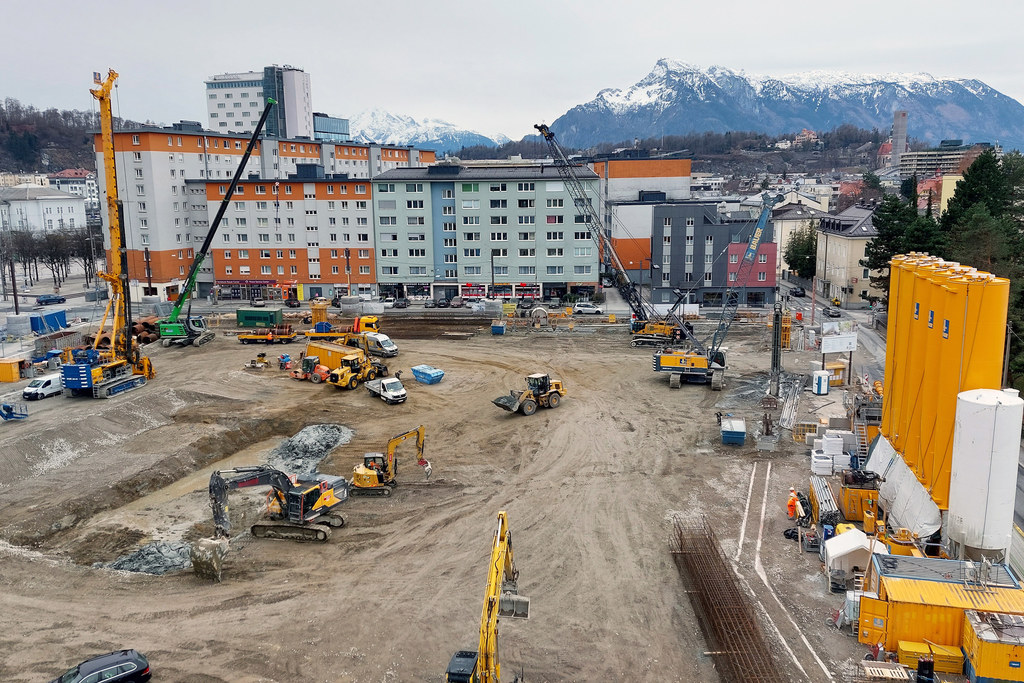 Ein Blick auf den 10.000 Quadratmeter großen Bauplatz für das zukünftige Landesdienstleistungszentrum zeigt den Fortschritt der Arbeiten und den Einsatz zahlreicher spezieller Baumaschinen.